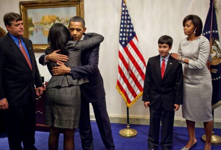 साशा नैंसीज रेस्तरां में ब्लू कलर की टीशर्ट और ब्लू कलर की ही कैप पहन कर काम करती हैं.