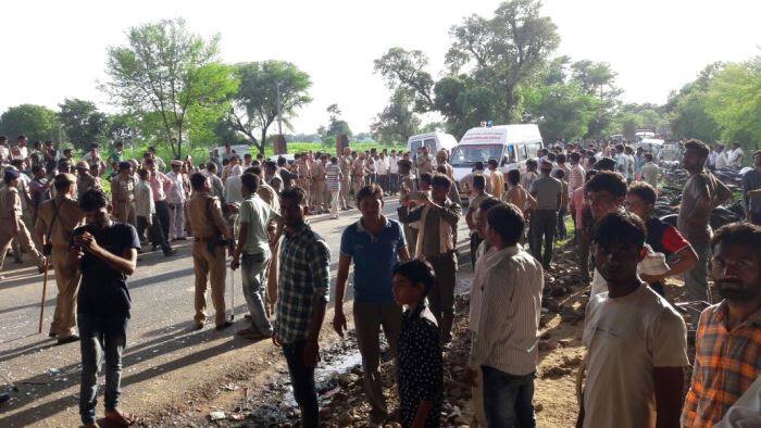 बाइक को बचाने के चक्कर में पलट गई बस