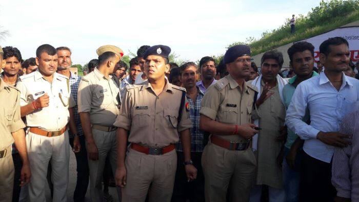 स्थानीय लोगों से सूचना मिलने के बाद पुलिस घटनास्थल पर पहुंची और बचाव के काम में जुट गई. थोड़े देर बाद मथुरा के एसएसपी और डीएम भी मौके पर पहुंच गए.