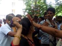 दहेज की मांग करने वाले पति की पत्नी और सास ने की जमकर पिटाई