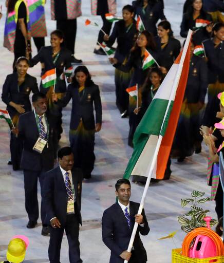 उद्घाटन समारोह के दौरान ही इन खिलाड़ियों और अधिकारियों को पौधे सौंपे गए.