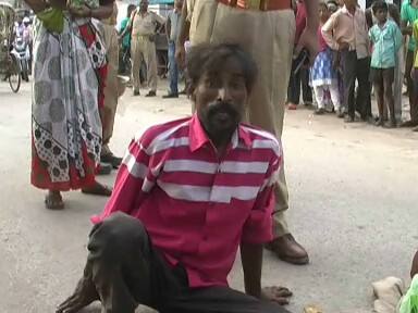 मां-बाप और पड़ोसियों ने शूक्रवार को सुबह पुलिस के खिलाफ मोर्चा खोलते हुए बच्ची की लाश को सड़क पर रखकर देर तक हंगामा किया. दिल दहला देने वाले इस मामले पर अफसरान अब चुप्पी साधे हुए हैं.