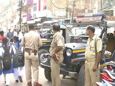 इलाहाबाद में पांच साल की मासूम बेटी की लाश को सड़क पर रखकर इंसाफ की फ़रियाद करते इस दंपत्ति ने इलाहाबाद पुलिस पर गंभीर आरोप लगाते हुए बिटिया की मौत के लिए बेरहम खाकी वालों को ज़िम्मेदार ठहराया है. किराए पर बांस बल्ली सप्लाई करने का कारोंबार करने वाले शहर के बेनीगंज इलाके के सुधीर कुशवाहा का आरोप है कि उसकी एक ज़मीन पर इलाके के कुछ भू माफियाओं की नजर थी. भू माफिया उस पर ज़मीन बेचने का दबाव डालते थे. आरोप है कि सुधीर इसके लिए राजी नहीं हुआ तो भू माफियाओं ने पुलिस से सांठ-गांठ कर उस पर जबरन सुलह कराने की रणनीति बनाई.