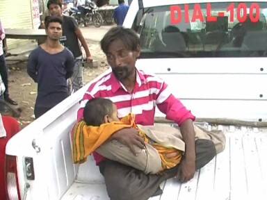  पिता सुधीर ने सीना पीट-पीटकर अफसरों से जब यह सवाल पूछा कि पुलिस आखिर उन्हें किस जुर्म में घर से पकड़कर ले गई थी तो वहां मौजूद पुलिस वालों के पास सिर झुकाने के अलावा कोई जवाब नहीं था. पड़ोसियों का भी साफ़ तौर पर कहना है कि बच्ची राधिका की मौत पुलिस की वजह से इलाज नही हो पाने के चलते हुई है.