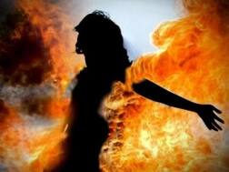 पाकिस्तान में पूर्व मंगेतर ने गर्भवती महिला को जिंदा जलाया
