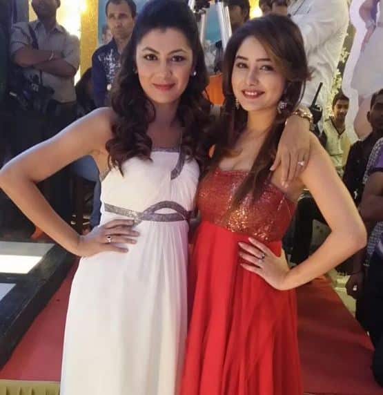 यहां पर गलबहिंयां डाले दिख रही ये दोनों टीवी एक्ट्रेस सीरियल कुमकुम भाग्य में एक दूसरे की पक्की दुश्मन दिखाई गई हैं.