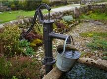 यूपी: आश्रम में पानी पीने गई दलित लड़की तो पुजारी ने कर दिया त्रिशूल से हमला, पिता घायल