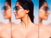 ब्लैक बिकिनी में दिखीं सोनम कपूर, देखें Pics