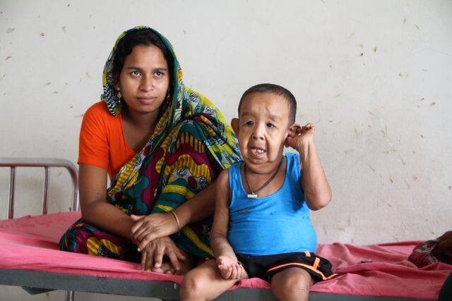 बायेजीद इस रहस्यमयी बीमारी के अलावा दिल की बीमारी, देखने और सुनने से जुड़ी परेशानी का भी सामना कर रहा है. उसके पिता, लाब्लू सिकदर ने बताया कि कई डॉक्टर्स उसकी बीमारी को समझ पाने में असफल रहे हैं.