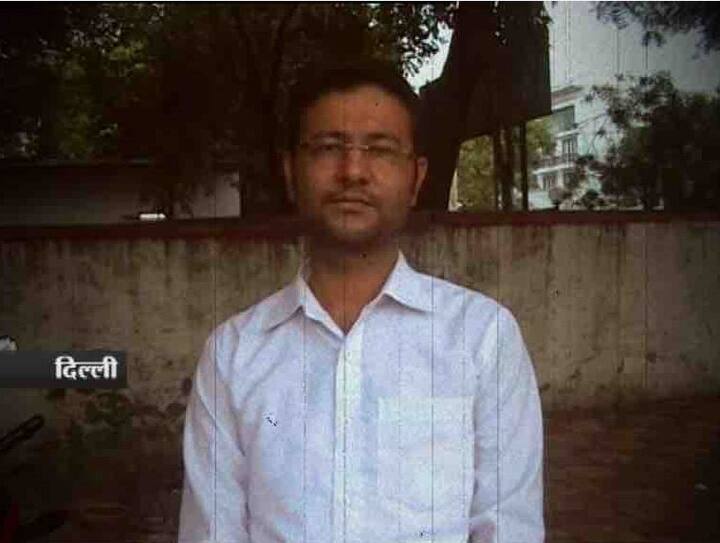 रितेश के मुताबिक वह रविवार को दिल्ली की लुटेरी हसीनाओं के शातिर खेल का शिकार बने. रात के तकरीबन 1 बजे थे रितेश वजीरपुर से नारायणा अपने घर जा रहे थे. तभी रास्ते में दो लड़कियों ने रितेश का रास्ता रोक लिया. उन लड़कियों ने रितेश से लिफ्ट मांगी. उन्होनें एडवोकेट से कहा कि वो उन्हें किसी ऐसी जगह छोड़ दें जहां से उन्हें कोई टैक्सी या ऑटो मिल जाए. देर रात अकेली लड़कियों को देखकर रितेश उनकी मदद करने को तैयार हो गए. रितेश ने उनसे अपनी गाड़ी की पीछे की सीट पर बैठने को कहा लेकिन एक लड़की पीछे की सीट पर बैठ गई और दूसरी रितेश के बगल में यानि कार की आगे की सीट पर बैठ गई.