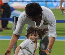 बेटे अबराम से की जाने वाली बातों को सबसे ज्यादा ज्ञानवर्धक मानते हैं शाहरुख