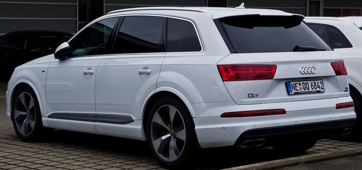 विराट की Audi Q7 की कीमत 75 लाख रुपए है. Audi Q7 विराट की पंसदीदा गाड़ियों में से एक है.