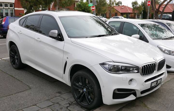 BMW X6 कार को विराट खास मौको के लिए इस्तेमाल करते है. इस कार की कीमत 1.2 करोड़ रुपए है.