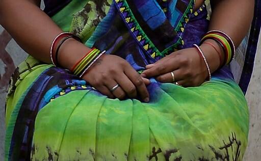 इसके लिए सरकार को ज्यादा महिला अधिकारियों की जरूरत होगी. सरकार को इसके लिए ज्यादा संख्या में महिलाओं की भर्तियां करने की अनुमति देनी होगी, जिससे 33 प्रतिशत 'गैर-राजपत्रित' पदों कांस्टेबल से लेकर उप-निरीक्षक तक के पदों को भरा जा सके. इसकी मंजूरी मार्च 2015 में मिली. इसमें कुछ विकास हुआ है. पुलिस अनुसंधान और विकास ब्यूरो (बीपीआरडी) के साल 2011-215 के पुलिस संगठनों को दिए आंकड़ों के अनुसार, दिल्ली पुलिस में महिला कांस्टेबल की संख्या साल 2011 के 3,572 से बढ़कर साल 2015 में 4,582 हो गई है.