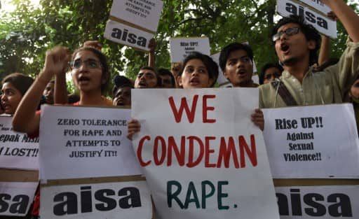 महिलाओं के खिलाफ हो रहे अपराधों से बचाव में उनकी कोई मदद नहीं की जा रही. दिल्ली में रेप की घटनाओं में इजाफा हुआ है. साल 2012 से रेप के मामलों में 200 प्रतिशत की बढ़ोतरी हुई है. निर्भया कांड के बाद व्यापक विरोध प्रदर्शन हुए और इसके बाद राजनीतिक वायदे और तमाम सुधारों की बात कही गई थी. दिल्ली पुलिस की एक रिपोर्ट में खुलासा हुआ है कि साल 2014 की तुलना में 2015 में रेप के वापस लेने वाले मामलों की संख्या 81 से 104 हो गई है. इससे अपराध न्याय व्यवस्था और न्यायिक जांच में भरोसे में कमी का संकेत मिलता है. 