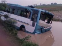 ड्राइवर को नींद आने से श्रद्धालुओं से भरी बस तालाब में पलटी, आधा दर्जन लोग घायल