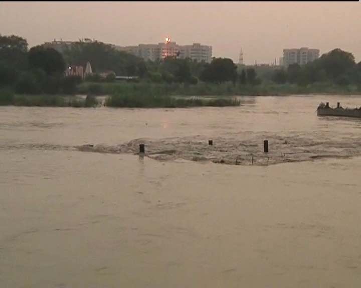 Water level in Noida drops by 6 meters in four years नोएडा में तेजी से हो रहा है ग्राउंड वॉटर का दोहन, चार साल में 6 मीटर नीचे गया पानी