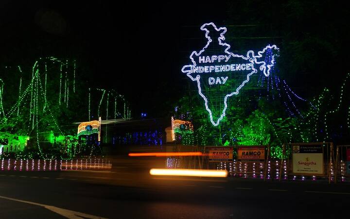 अधिकारियों ने कहा कि जमीन और आसमान में सुरक्षा के लिए 17वीं शताब्दी के लाल किले पर उपकरण लगाए गए हैं, जहां से प्रधानमंत्री नरेंद्र मोदी राष्ट्र को तीसरी बार संबोधित करेंगे.