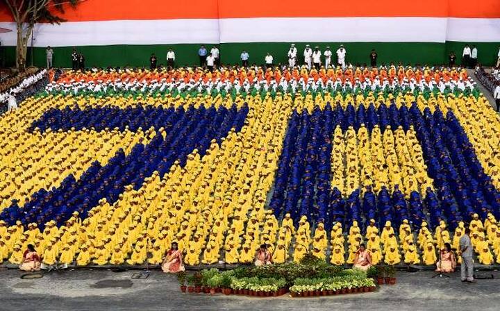 लालकिले में और चारों तरफ करीब 500 से ज्यादा सीसीटीवी कैमरे लगाए गए हैं. इस विशाल स्मारक पर उच्च-रिजोल्यूशन क्षमता वाले कैमरे लगाए गए हैं.