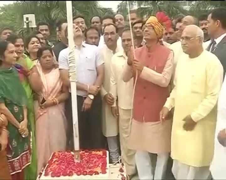 मध्य प्रदेश के सीएम शिवराज सिंह चौहान तिरंगा फहराते हुए.