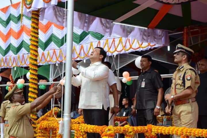 आप असम के नवनिर्वाचित सीएम सर्वानंद सोनवाल को भी तिरंगा फहराते हुए देख सकते हैं.