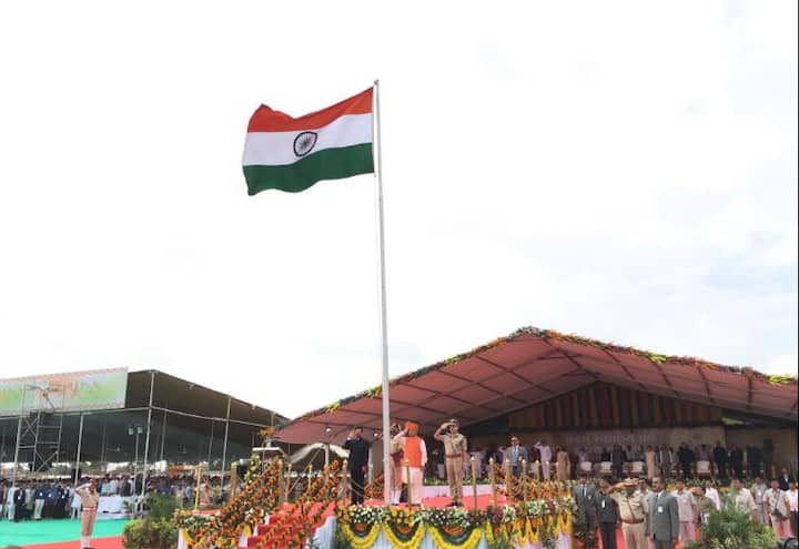 आनंदी बेन को हटाकर गुजरात के सीएम बनाए गए विजय रूपानी तिरंगा फहराते हुए.