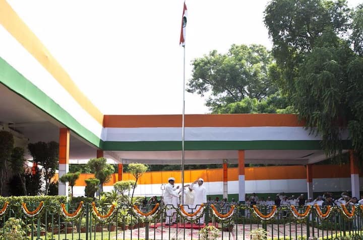 कांग्रेस उपाध्यक्ष राहुल गांधी ने भी तिरंगा फहराया.