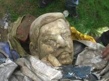 आज़ादी की बाट जोह रही है चीथड़ों में कैद आज़ाद की मूर्ति!