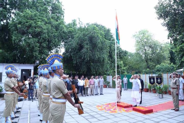 तिरंगे को सलामी देते देश के रक्षामंत्री राजनाथ सिंह.