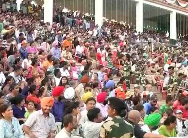 बीटिंग द रिट्रीट के दौरान पूरा बॉर्डर परिसर वन्दे मातरम् और भारत माता की जय के नारों से गूंज ऊठा.
