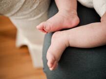 कब्र के बाहर संदिग्ध हालत में मिला बच्ची का शव