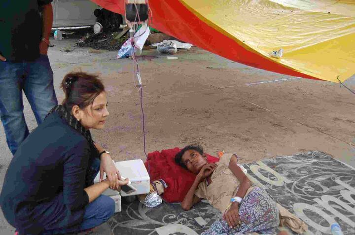 शहर के सबसे टॉप इलाकों में गिने जाने वाले होटल मरीना के पास खुले आसमान के नीचे पिछले कई दिनों से उसका इलाज चल रहा है. पूनम बहुत बीमार थी. हालत ऐसी की वो चलने लायक भी नहीं है. 