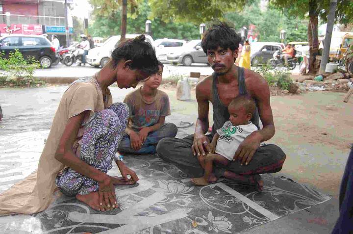 अबतक पूनम पर चार यूनिट खून चढ़ाया जा चुका है और अब पूनम की हालात पहले से ठीक है. (फोटो क्रेडिट/रिपोर्ट- पंकज गुप्ता, एबीपी न्यूज़)