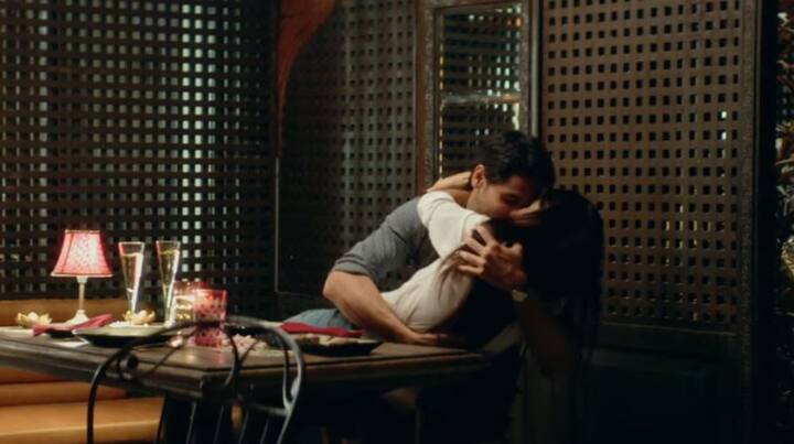 इस फिल्म में कैट और सिद्धार्थ की जोड़ी दर्शकों को खूब पसंद आ रही है.