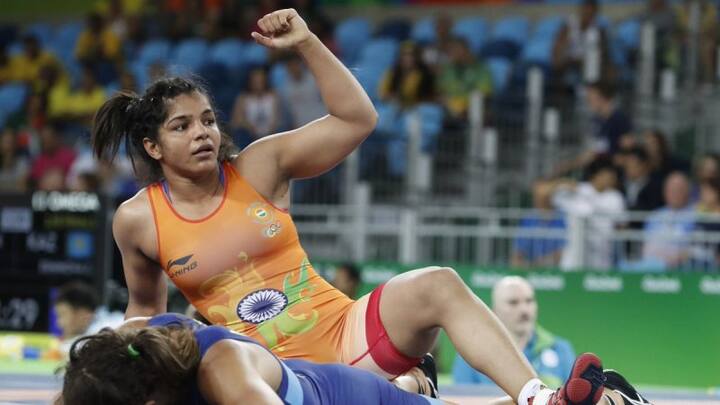 दूसरे पीरियड में 3-0 से पिछड़ने के बाद साक्षी ने दो अंक लेकर वापसी की, लेकिन रूस की खिलाड़ी ने तुरंत पांच अंक लेकर उनकी हार तय कर दी. इसके बाद रूसी पहलवान ने दो अंक और हासिल किए और भारतीय खिलाड़ी के ओलम्पिक सफर को खत्म किया.  बुधवार को ही हुए अपने पहले मुकाबले में स्वीडन की पहलवान मलिन जोहान्ना मैटसन को 5-4 से हराया था जबकि दूसरे मुकाबले में उन्होंने मालदोवा की इसानू मारियाना चेरदिवारा को हराकर क्वार्टर फाइनल में जगह बनाई थी. स्कोर 5-5 से बराबर रहने के बाद साक्षी तकनीकी अंकों के आधार पर जीतने में सफल रहीं थीं.