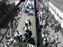 यूपी: जान जोखिम में डालकर ट्रेन की छत पर सफर कर रहे हैं लोग