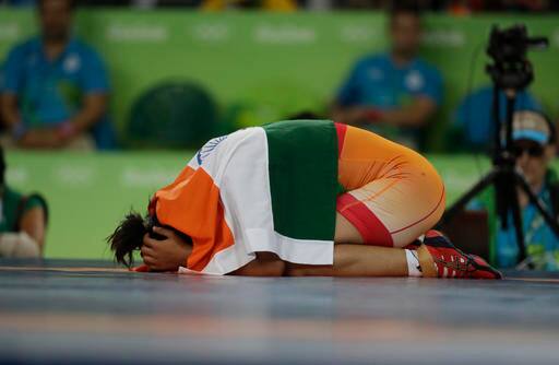 11 दिन की मायूसी के बाद भारतीय प्रशंसकों को जश्न मनाने का मौका मिल गया है. 58 किलोवर्ग में महिला पहलवान साक्षी मलिक ने किर्गिस्तान की ऐसुलू ताइनीबेकोवा को 8-5 से हराकर ब्रॉन्ज मेडल जीता.