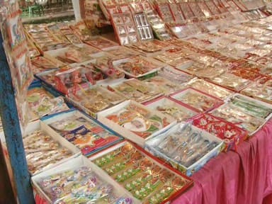 संगम नगरी इलाहाबाद में चाइनीज राखी की धूम हैं.