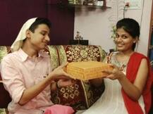 रक्षाबंधन: भाइयों ने दिए तोहफे तो खुशी से चहक उठीं बहनें!