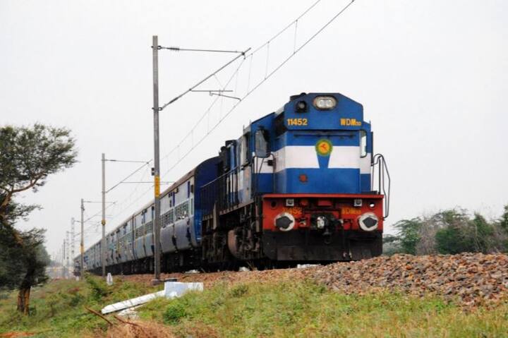 ट्रेन में पानी खत्म हो जाने पर TTE को अगले स्टेशन पर ट्रेन में पानी भरवाना होता है और टॉयलेट गंदा होने की स्थिति में टॉयलेट भी साफ करवाना होता है.