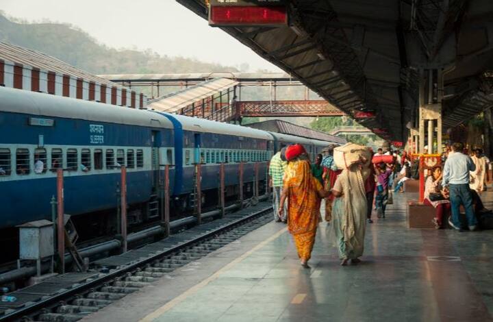 TTE को यात्रा के दौरान साफ सुथरी वर्दी और नेम बैज के साथ होना जरुरी है.