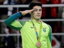 नस्लभेदी टिप्पणी करने वाले मेडल विजेता को नहीं मिली तालियां