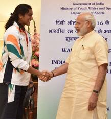 देश की बेटी सिंधू को बधाई देते हुए PM मोदी समेत इन दिग्गजों ने शेयर की यादगार तस्वीरें