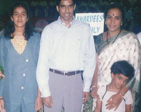 देश की बेटी को आशीर्वाद देते हुए रेल मंत्री सुरेश प्रभु ने पी.वी सिंधू की ये पुरानी तस्वीर शेयर की. इस तस्वीर में सिंधू अपने पूरे परिवार के साथ नजर आ रही हैं