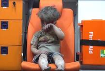 सीरिया: एलेप्पो हवाई हमले में एक मासूम की परेशान कर देने वाली तस्वीरें हो रही है वायरल