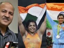 दिल्ली सरकार का एलान, साक्षी को एक और सिंधु को दो करोड़ का इनाम