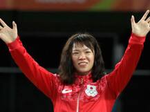 गोल्ड जीतने की खुशी में कोच को ही पटका