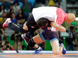 Rio 2016 After Win Medal Knocked Him Down The Coach RIO 2016: मेडल जीतने के बाद कोच को ही उठाकर पटका