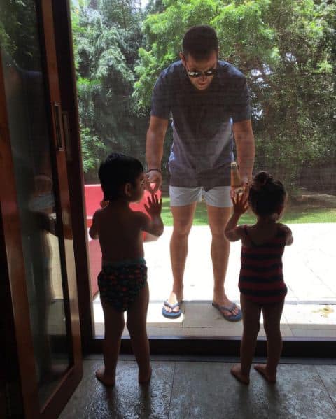 इस तस्वीर में इमरान अपने बच्चों के साथ दिख रहे हैं.