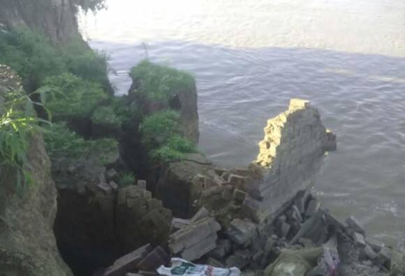 गंगा उफान पर, बलिया जिले के दर्जनों गांव तबाह होने के कगार पर